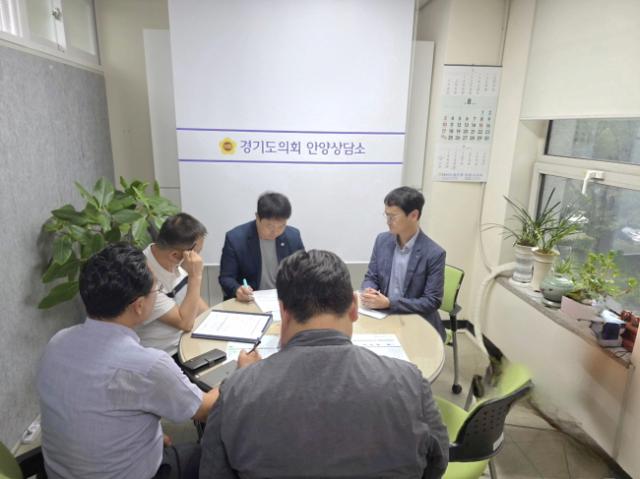 NSP통신-유영일 부위원장이 28일 의회 안양상담소에서 인덕원 역세권 기회타운 착공식과 관련한 업무보고를 받고 추진 상황을 점검하고 있다. (사진 = 경기도의회)