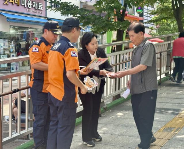 NSP통신-정윤경 부의장이 28일 군포시 산본중심상가 일대에서 진행된 안전환경의 날 캠페인에 참석해 시민들과 함께 화재예방과 환경정화 활동을 하고 있다. (사진 = 경기도의회)