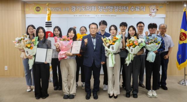 NSP통신-경기도의회 청년행정인턴 수료식 기념촬영 모습. (사진 = 경기도의회)