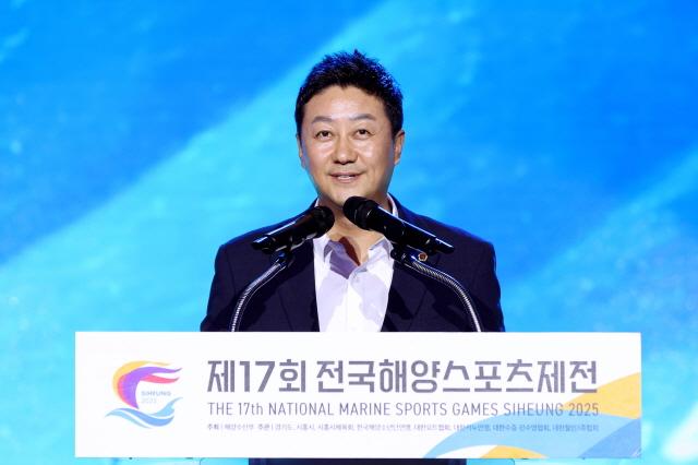 NSP통신-김진경 경기도의회 의장이 30일 시흥 거북섬 해안데크에서 열린 제17회 전국해양스포츠 제전 개회식에서 축사를 하고 있다. (사진 = 경기도의회)