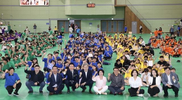 NSP통신-정순욱 광명시 부시장(앞줄 왼쪽 다섯 번째)이 30일 광명시민체육관에서 개최한 제12회 광명시 지역아동센터 아동청소년 축제에 참석해 관내 아동청소년들과 기념사진을 촬영하고 있다. (사진 = 광명시)