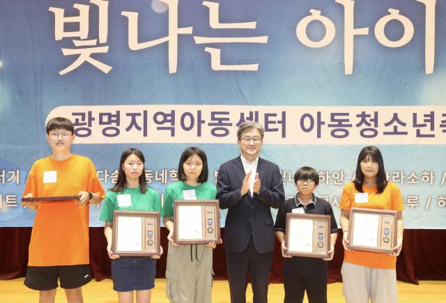 NSP통신-정순욱 광명시 부시장이 30일 광명시민체육관에서 개최한 제12회 광명시 지역아동센터 아동청소년 축제에 참석해 표창장을 받은 아동청소년들과 기념사진을 촬영하고 있다. (사진 = 광명시)