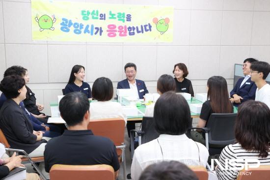 NSP통신-정인화 시장이 공원과 직원들과 대화 (사진 = 광양시청)