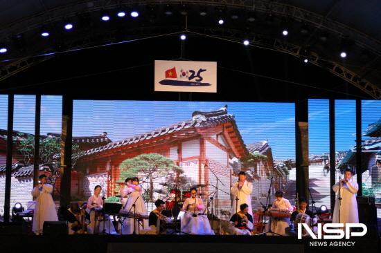 NSP통신-2017년 꽝남성 한국의 날 행사 광양시립국악단 전통 공연 (사진 = 광양시청)