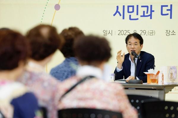 NSP통신-주엽2동 간담회에서 주민들과 소통하고 있는 이동환 고양시장 (사진 = 고양시)