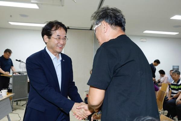 NSP통신-주엽1동 주민과 반갑게 악수하고 있는 이동환 고양시장 (사진 = 고양시)