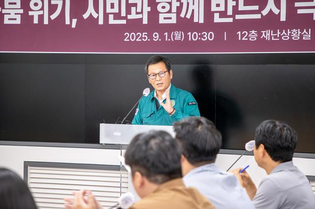 NSP통신-김홍규 강릉시장이 가뭄대응 비상대책 2차 기자회견을 진행하고 있는 모습. (사진 = 강릉시)