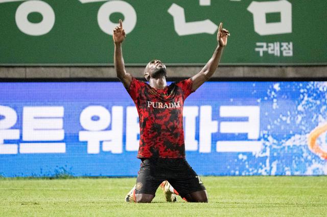 NSP통신-김포의 루이스 선수가 추가골을 넣고 세리머니를 하고 있는 모습. (사진 = 김포FC)