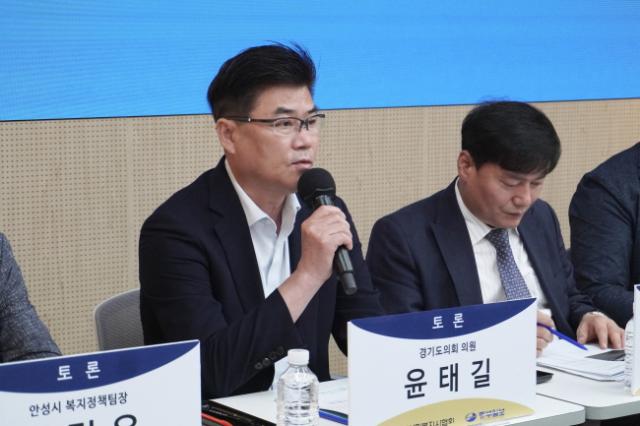 NSP통신-윤태길 경기도의원이 8월 27일 사회복지사협회 교육장에서 열린 31개 시군 사회복지종사자 처우개선 정책 평가 토론회에 참석해 발언하고 있다. (사진 = 윤태길 의원실)