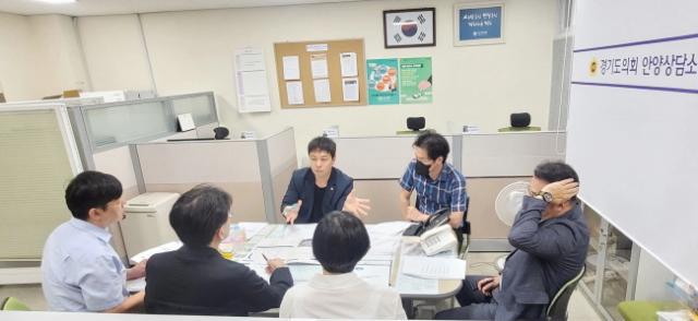 NSP통신-유영일 부위원장이 의회 안양상담소에서 경기주택도시공사(GH) 관계자와 면담을 하고 있다. (사진 = 경기도의회)
