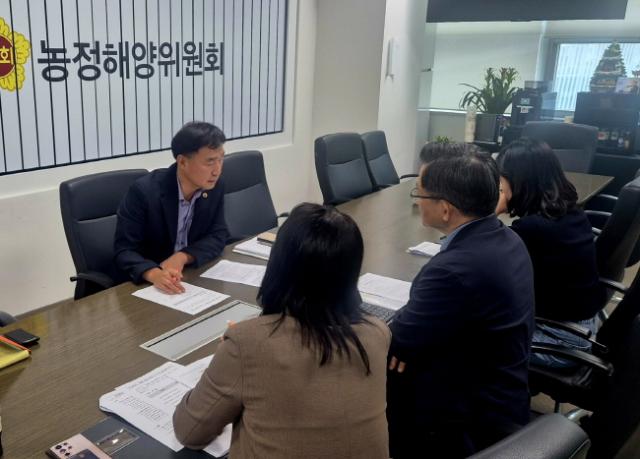 NSP통신-윤종영 부위원장이 8월 29일 경기도교육청 학교교육정책과 담당자들과 연천고등학교 자율형 공립고 지정 관련한 간담회를 하고 있다. (사진 = 경기도의회)