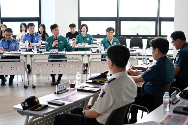 NSP통신-이민근 안산시장(맨 앞줄 왼쪽 두번째)이 지난달 29일 제13회 일사천리 민생안전회의에서 발언을 진행하고 있다. (사진 = 안산시)