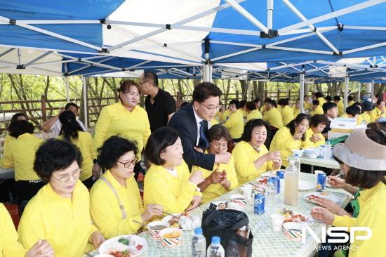 NSP통신-김태균 의장 광양시새마을부녀회 부스 방문 (사진 = 전남도의회)