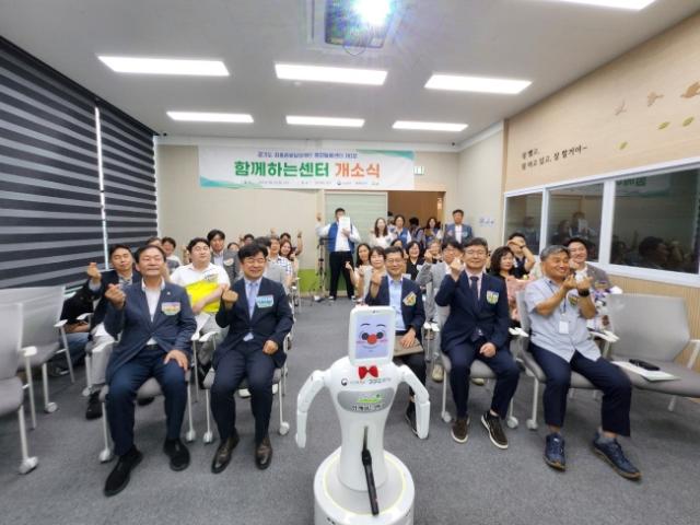 NSP통신-1일 안산시에 개소한 제3호 경기도 최중증 발달장애인 통합돌봄센터 기념촬영 모습. (사진 = 경기도)
