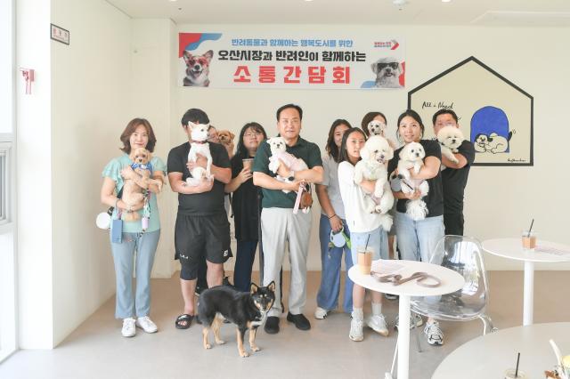NSP통신-30일 이권재 오산시장(가운데)이 반려인들과 간담회에서 기념촬영을 하는 모습. (사진 = 오산시)