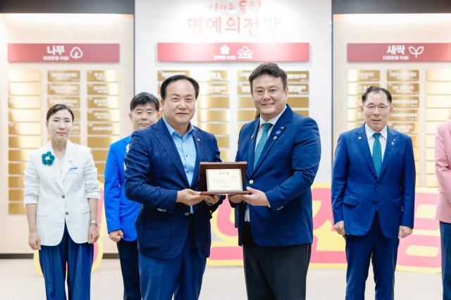 NSP통신-28일 이권재 오산시장(왼쪽)이 오산로타리클럽에 감사패를 전달하고 기념촬영을 하는 모습. (사진 = 오산시)