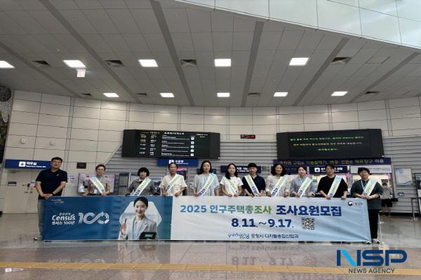 NSP통신-포항시는 오는 11월부터 시작되는 2025 인구주택총조사의 성공적 수행을 위해 1일 KTX포항역과 죽도시장에서 시민들을 대상으로 조사원 모집 거리 홍보를 실시했다. (사진 = 포항시)