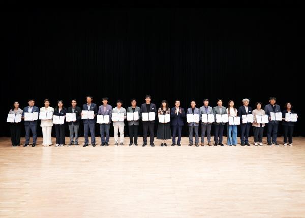 NSP통신-영천시는 1일 개최한 9월 직원정례회에서 2025년 상반기 적극행정 우수공무원 6명을 선발해 시상했다. (사진 = 영천시)