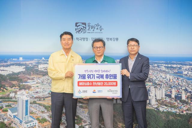 NSP통신-함명준 고성군수가 극심함 가뭄으로 고통받고 있는 강릉시청을 찾아 김홍규 강릉시장에게 해양심층수 2만병을 지원한 모습. (사진 = 고성군)