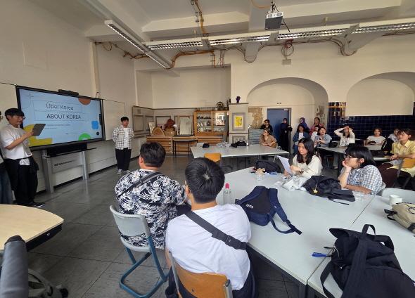 NSP통신-교류단은 괴테대학교와 알베르트 슈바이처 학교를 방문해 독일 공교육 현장을 직접 체험하며 인문학적 통찰을 확장하는 기회를 가졌다. (사진 = 안동시)