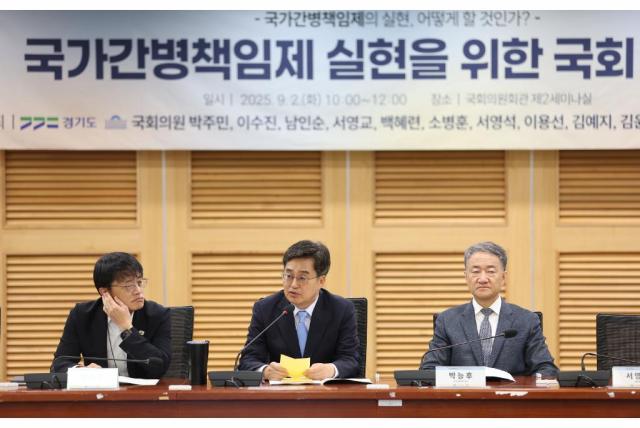 NSP통신-국회의원회관 제2세미나실에서 열린 국가간병책임제 실현을 위한 국회 토론회에서 김동연 경기도지사가 환영사를 하고 있다. (사진 = 경기도)