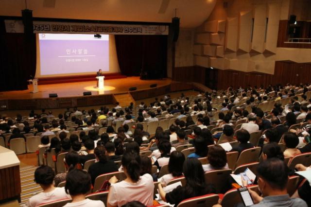 NSP통신-2일 안양시청 대강당에서 열린 공인중개사 연수교육에서 최대호 시장이 인사말을 하고 있다. (사진 = 안양시)