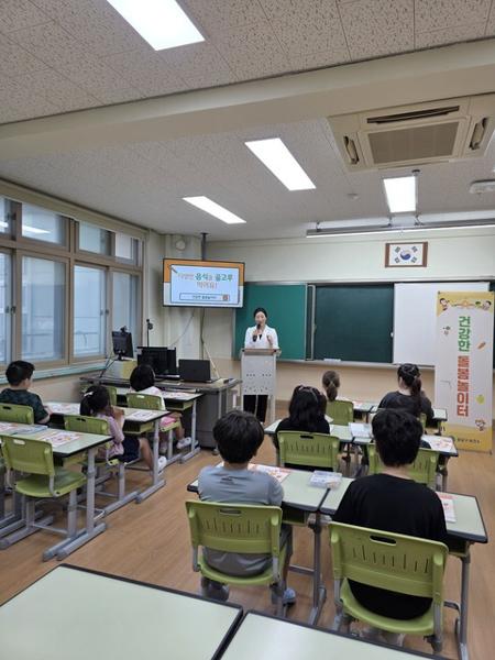 NSP통신-1일 지동초등학교에서 운영중인 건강한 돌봄놀이터 모습. (사진 = 수원시)