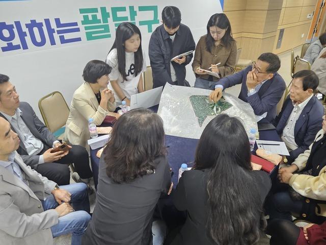 NSP통신-수원시 우리동네 자치계획 수립 워크숍에서 주민과 튜터진이 중장기 발전 계획을 수립을 위해 회의를 하고 있다. (사진 = 수원시)