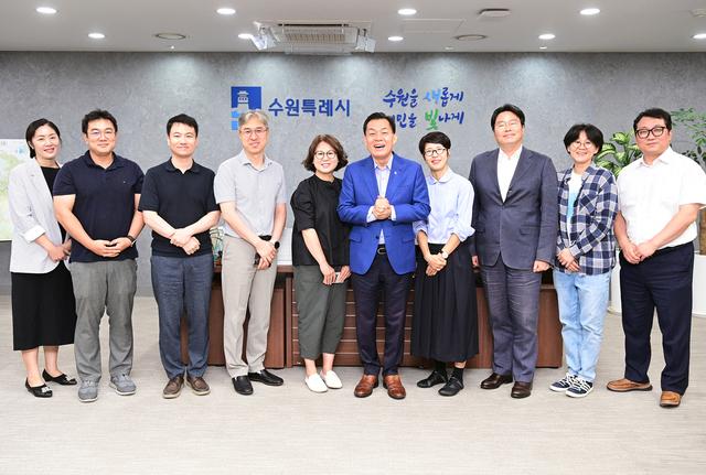 NSP통신-이재준 수원시장(오른쪽 다섯번째)과 우리동네 자치계획 수립지원단 튜터진이 간담회 후 기념촬영을 하고 있다. (사진 = 수원시)