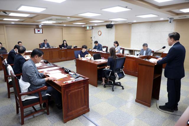 NSP통신-2일 수원시의회 도시미래위원회가 2025년도 주요업무 추진실적을 점검하고 있다. (사진 = 수원시의회)