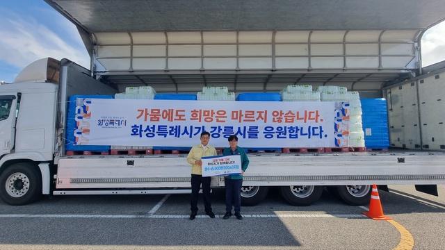 NSP통신-2일 김기두 화성시 안전건설국장과 김동율 강릉시 안전국장이 생수 전달에 앞서 사진촬영을 하고 있다. (사진 = 화성시)