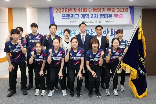 NSP통신-2일 정명근 화성시장(맨 뒤 오른쪽 세번째)과 한병홍 화성도시공사 사장(맨 뒤 오른쪽 두번째) 및 탁구선수단과 관계자들이 기념촬영을 하고 있다. (사진 = 화성시)