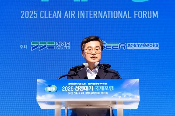 NSP통신-경기신용보증재단에서 열린 2025 청정대기 국제포럼에서 김동연 경기도지사가 인사말을 하고 있다. (사진 = 경기도)