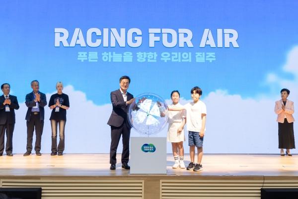 NSP통신-2일 오후 경기신용보증재단에서 열린 2025 청정대기 국제포럼에서 김동연 경기도지사가 미래세대(어린이)와 지구본 세리머니를 하고 있다. (사진 = 경기도)