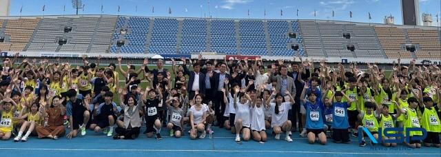 NSP통신-2일 수원종합운동장에서 제36회 수원시육상연맹 회장배 겸 제48회 수원시교육지원청 초·중학교 학년별 육상대회가 열렸다. 사진은 단체 기념촬영 모습. (사진 = 김종식 기자)