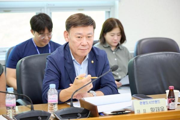 NSP통신-의원연구단체인 황재욱 관광도시브랜드 대표가 발언하고 있다. (사진 = 용인특례시의회)