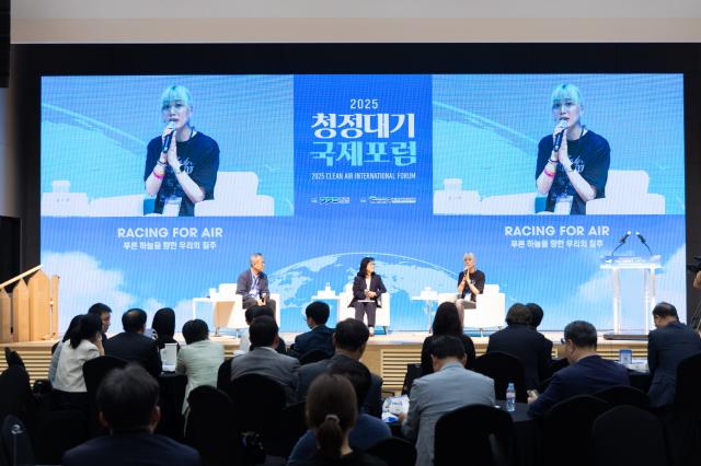 NSP통신-2025 청정대기 국제포럼 개막대담(미래세대가 묻고, 기성세대가 답하다)이 진행되고 있다. (사진 = 경기도)