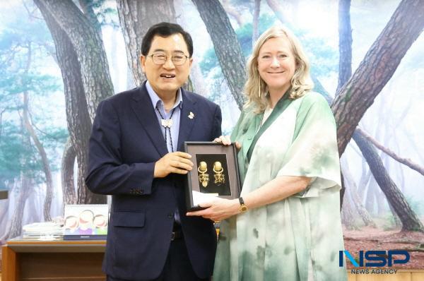 NSP통신-주낙영 경주시장이 던 베넷(Dawn Bennet) 주한뉴질랜드대사를 만나 양국의 미래지향적 교류 방안에 대해 의견을 나눴다. (사진 = 경주시)
