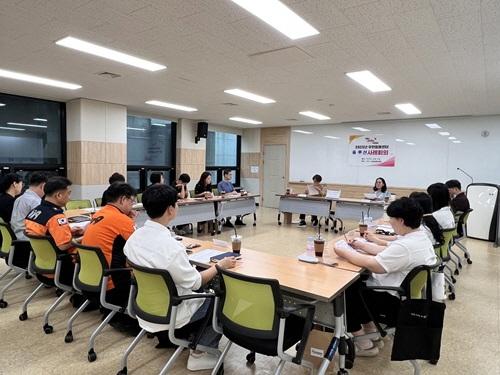 NSP통신-2일 군포시청 별관 일자리센터 교육장에서 진행된 무한돌봄 솔루션 사례회의 모습. (사진 = 군포시)