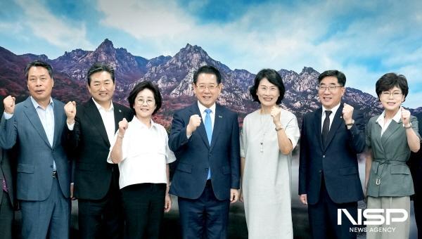 NSP통신-김영록 전라남도지사가 2일 도청 접견실에서 전남 RISE위원회 공동위원장인 이주희 동신대학교 총장, 전남지역 대학 총장들과 환담을 마치고 기념촬영을 하고 있다. (사진 = 전남도)