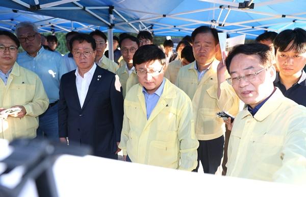 NSP통신-강진원 강진군수(사진 맨 오른쪽)가 지난달 29일 강진 병영천댐 후보지 현장에서 김성환 환경부장관에게 기후위기·재난 예방 등과 관련해 현안사업의 필요성을 설명하고 있다. (사진 = 강진군)