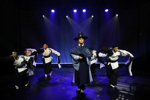 NSP통신-안동시립공연단의 창립 첫 공연 이머시브 다이닝 더 레시피 제작발표회에서 화원무, 남자 군무, 소반무 세 가지를 시연했다. (사진 = 안동시)