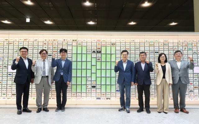 NSP통신-3일 오전 네이버 1784에서 열린 2025년 제2차 경기도 기후위기대응위원회 전체회의에서 김동연 경기도지사가 기후위기대응위기 위원회 위원들과 함께 기념촬영을 하고 있다. (사진 = 경기도)