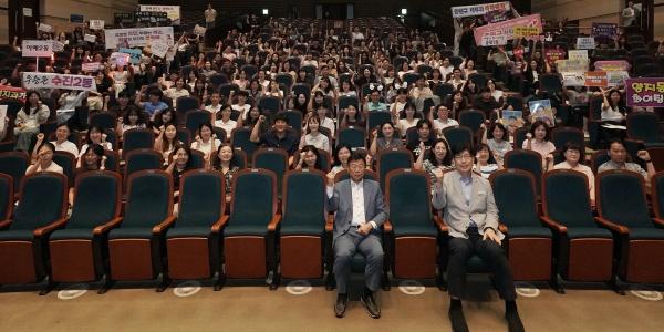 NSP통신-신상진 성남시장이 2025년 선후배가 함께 울리는 도전 청렴 골든벨 행사 참석자들과 기념촬영을 하고 있다. (사진 = 성남시)