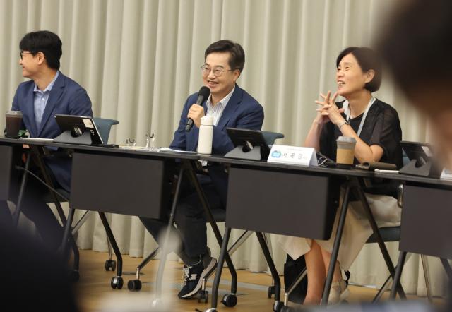 NSP통신-2025년 제2차 경기도 기후위기대응위원회 전체회의에서 김동연 경기도지사가 인사말을 하고 있다. (사진 = 경기도)
