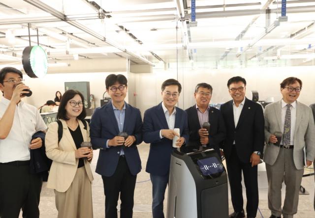 NSP통신-2025년 제2차 경기도 기후위기대응위원회 전체회의에서 김동연 경기도지사와 기후위기대응위기 위원회 위원들과 함께 기념촬영을 하고 있다. (사진 = 경기도)