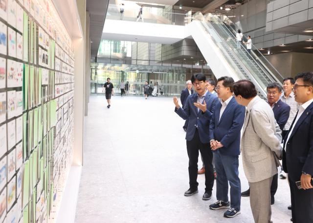 NSP통신-2025년 제2차 경기도 기후위기대응위원회 전체회의에서 김동연 경기도지사가 시설 라운딩을 하고 있다. (사진 = 경기도)