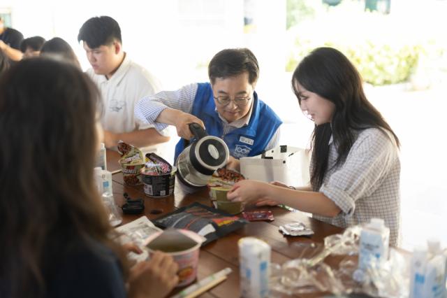 NSP통신-성남시 가천대학교에서 김동연 경기도지사가 천원매점에서 판매하는 물품으로 학생들과 점심식사를 하며 대화를 나누고 있다. (사진 = 경기도)