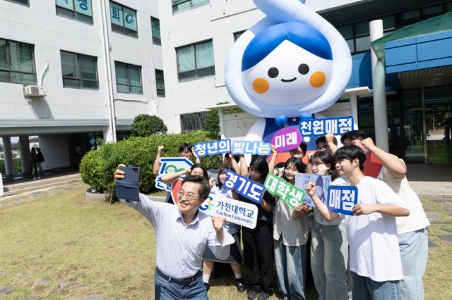 NSP통신-성남시 가천대학교에서 김동연 경기도지사가 천원매점에서 판매하는 물품으로 학생들과 점심식사를 하고 기념촬영을 하고 있다. (사진 = 경기도)