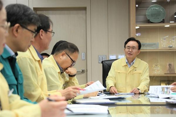 NSP통신-윤병태 시장이 집중호우 피해 복구 계획 수립을 위해 대책 회의를 진행하고 있다. (사진 = 나주시)